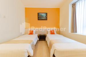 Voodi või voodid majutusasutuse Hotel Alqueby near Kiara Artha Park Mitra RedDoorz toas