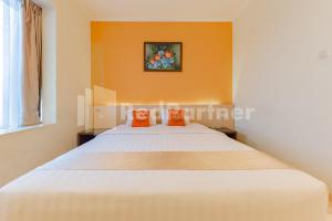 Voodi või voodid majutusasutuse Hotel Alqueby near Kiara Artha Park Mitra RedDoorz toas