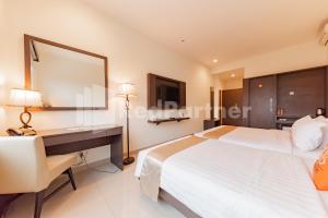 Voodi või voodid majutusasutuse Hotel Alqueby near Kiara Artha Park Mitra RedDoorz toas