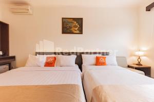 Voodi või voodid majutusasutuse Hotel Alqueby near Kiara Artha Park Mitra RedDoorz toas