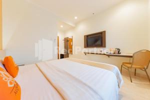 Voodi või voodid majutusasutuse Hotel Alqueby near Kiara Artha Park Mitra RedDoorz toas