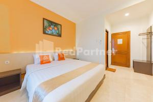 Voodi või voodid majutusasutuse Hotel Alqueby near Kiara Artha Park Mitra RedDoorz toas