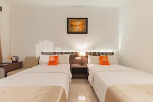 Voodi või voodid majutusasutuse Hotel Alqueby near Kiara Artha Park Mitra RedDoorz toas
