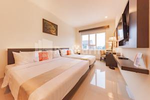 Voodi või voodid majutusasutuse Hotel Alqueby near Kiara Artha Park Mitra RedDoorz toas