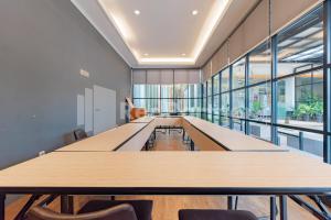 - une longue salle de conférence avec des tables et des chaises dans l'établissement Hotel Alqueby Mitra RedDoorz, à Bandung