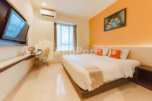 Voodi või voodid majutusasutuse Hotel Alqueby near Kiara Artha Park Mitra RedDoorz toas