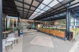 Restoran või mõni muu söögikoht majutusasutuses Hotel Alqueby near Kiara Artha Park Mitra RedDoorz