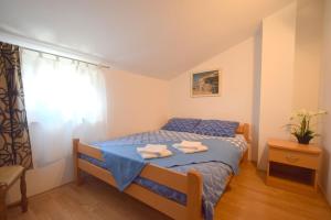 - une chambre avec un lit et 2 serviettes dans l'établissement Apartment Paula, à Njivice