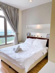 1 dormitorio con 1 cama blanca grande y ventana en Residence Stay at Shaftsbury Cyberjaya By SNS Homes, en Cyberjaya