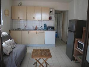 uma cozinha com um sofá e uma mesa num quarto em Appartement Saint-Cyprien, 2 pièces, 4 personnes - FR-1-106-31 em Saint-Cyprien