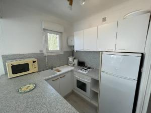 Kuchnia lub aneks kuchenny w obiekcie T2 lumineux 4 pers, parking sécurisé, proche port et plage - St-Cyprien - FR-1-106-30