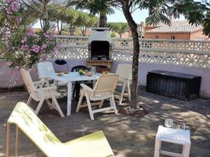 Patio lub wspólna przestrzeń na świeżym powietrzu w obiekcie Villa T3 Mezzanine Climatisée, Terrasse & Parking, 900m de la Plage - Saint-Cyprien Plage - FR-1-106-42