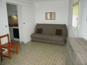Część wypoczynkowa w obiekcie Villa T3 Mezzanine Climatisée, Terrasse & Parking, 900m de la Plage - Saint-Cyprien Plage - FR-1-106-42
