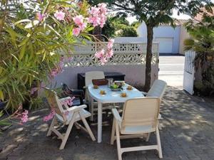 Ogród w obiekcie Villa T3 Mezzanine Climatisée, Terrasse & Parking, 900m de la Plage - Saint-Cyprien Plage - FR-1-106-42