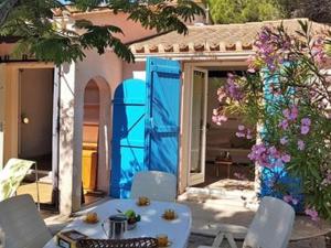 stół i krzesła przed domem w obiekcie Villa T3 Mezzanine Climatisée, Terrasse & Parking, 900m de la Plage - Saint-Cyprien Plage - FR-1-106-42 w mieście Saint-Cyprien