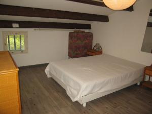 sypialnia z białym łóżkiem i oknem w obiekcie Villa T3 Mezzanine Climatisée, Terrasse & Parking, 900m de la Plage - Saint-Cyprien Plage - FR-1-106-42 w mieście Saint-Cyprien