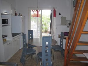 Kuchnia lub aneks kuchenny w obiekcie Villa T3 Mezzanine Climatisée, Terrasse & Parking, 900m de la Plage - Saint-Cyprien Plage - FR-1-106-42