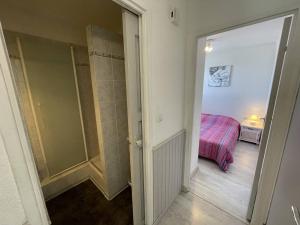 Łóżko lub łóżka w pokoju w obiekcie T2 lumineux 4 pers, parking sécurisé, proche port et plage - St-Cyprien - FR-1-106-30