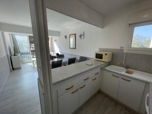 Kuchnia lub aneks kuchenny w obiekcie T2 lumineux 4 pers, parking sécurisé, proche port et plage - St-Cyprien - FR-1-106-30