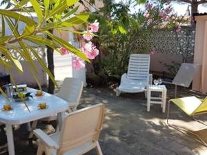 Ogród w obiekcie Villa T3 Mezzanine Climatisée, Terrasse & Parking, 900m de la Plage - Saint-Cyprien Plage - FR-1-106-42