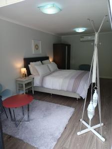 sypialnia z łóżkiem i hamakiem w obiekcie Tranquility on Verran w Auckland
