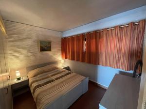 mała sypialnia z łóżkiem i oknem w obiekcie Appartement 2 pièces face plage avec loggia, parking sécurisé et Wifi - Saint-Cyprien - FR-1-106-46 w mieście Saint-Cyprien