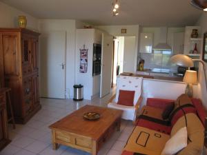 Kuchyňa alebo kuchynka v ubytovaní T3 avec piscine, parking, animaux admis, Saint-Cyprien - FR-1-106-52