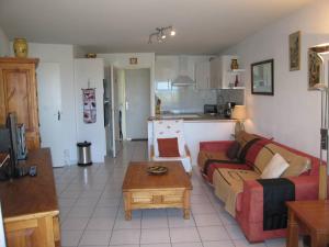 Kuchyňa alebo kuchynka v ubytovaní T3 avec piscine, parking, animaux admis, Saint-Cyprien - FR-1-106-52
