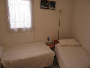Posteľ alebo postele v izbe v ubytovaní T3 avec piscine, parking, animaux admis, Saint-Cyprien - FR-1-106-52 + 9 fotografií