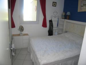 Posteľ alebo postele v izbe v ubytovaní T3 avec piscine, parking, animaux admis, Saint-Cyprien - FR-1-106-52