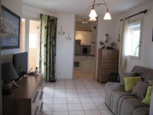 ein Wohnzimmer mit einem Sofa und einer Küche in der Unterkunft Appartement Saint-Cyprien, 3 pièces, 6 personnes - FR-1-106-59 in Saint-Cyprien