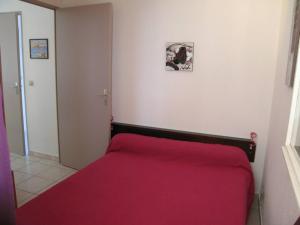 Zimmer mit einem Bett mit einer roten Decke in der Unterkunft Appartement Saint-Cyprien, 3 pièces, 6 personnes - FR-1-106-59 in Saint-Cyprien