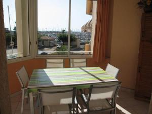 einen Tisch und Stühle in einem Zimmer mit Fenster in der Unterkunft Appartement Saint-Cyprien, 3 pièces, 6 personnes - FR-1-106-59 in Saint-Cyprien