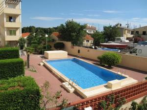 ein Pool auf dem Dach eines Gebäudes in der Unterkunft Appartement Saint-Cyprien, 3 pièces, 6 personnes - FR-1-106-59 in Saint-Cyprien