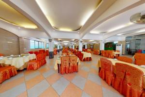 un salón de banquetes con mesas y sillas en una habitación en Sao Mai Hotel en Thanh Hóa