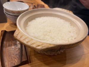 een kom rijst bovenop een tafel bij Mitsubikiya in Matsumoto