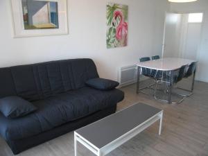 Część wypoczynkowa w obiekcie Appartement T2 rénové, 4 couchages, parking, face plage, centre de Saint-Cyprien - FR-1-106-74