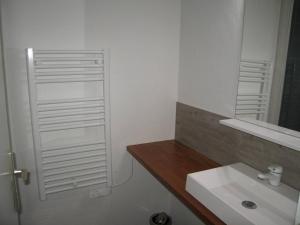 biała łazienka z umywalką i lustrem w obiekcie Appartement T2 rénové, 4 couchages, parking, face plage, centre de Saint-Cyprien - FR-1-106-74 w mieście Saint-Cyprien