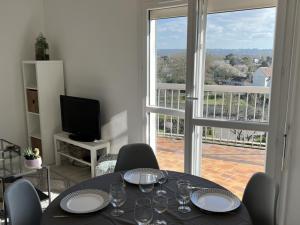 une salle à manger avec une table et une grande fenêtre dans l'établissement Appartement Cabourg, 2 pièces, 4 personnes - FR-1-794-71, à Cabourg