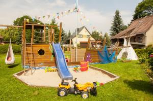 Spreewald Pension Tannenwinkel في لوبنو: ملعب للأطفال مع زحليقة وتشكيلة لعب