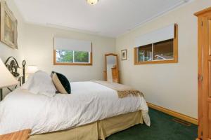 Un pat sau paturi într-o cameră la Bear Essentials Hideaway