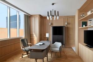 Телевизор и/или развлекательный центр в The Ritz-Carlton, Doha