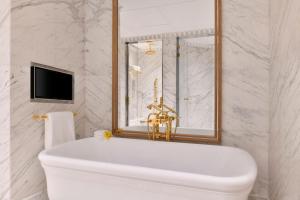 Телевизор и/или развлекательный центр в The Ritz-Carlton, Doha