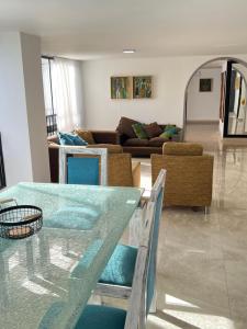uma sala de estar com uma mesa de vidro e um sofá em 232 mt2, Mejor ubicación en Medellín al lado del tesoro em Medellín