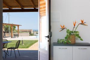 una puerta abierta a un patio con mesa y sillas en emozioni di casa Barone, en Scicli