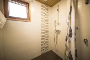 Ванная комната в Hotel Aakenus Holiday Home Kymppi
