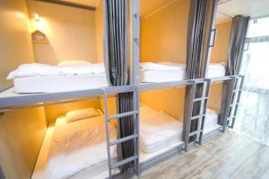 pokój z 3 łóżkami piętrowymi w obiekcie Good Day Hostel w mieście Bangkok