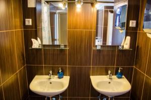 a bathroom with two sinks and a mirror at Camping & Glamping Jezersko ex Cvet Gora in Zgornje Jezersko +61 photos