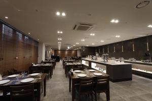 um restaurante com mesas e cadeiras e um bar em Best Western Plus Jeonju em Jeonju