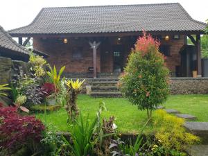 a house with a garden in front of it at Villa Pondok Dauh Saba in Tabanan +11 photos